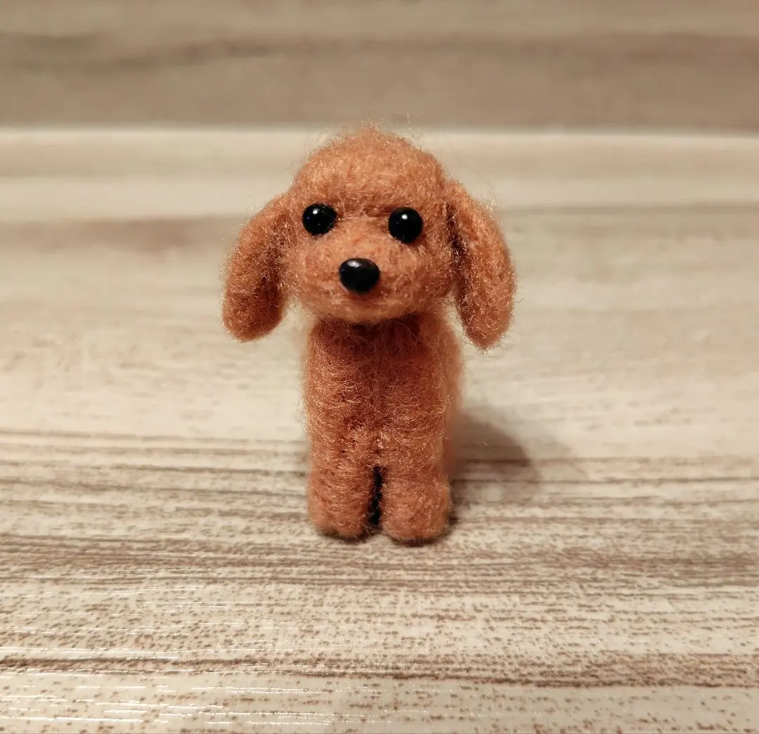 玩具貴賓犬 小型 紅色 棕色 狗毛絨玩具 羊毛氈 的縮圖