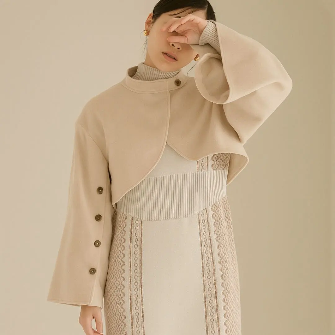 全新 Eaphi 開衩鈕扣喇叭袖短外套 的縮圖