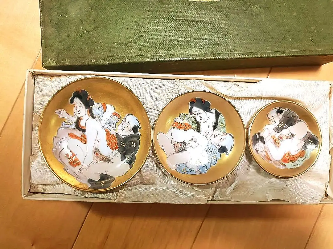 Thumbnail of Unused & Rare ★ Kutani-yaki Color-painted Gold-decorated Shunga Ukiyo-e Sake Cups/Ochoko 3 Pieces Antique Collectible Treasure