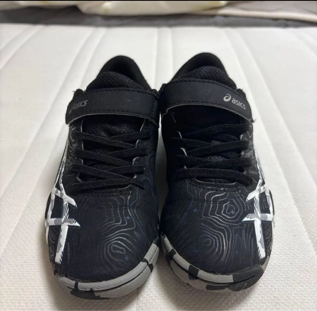 亞瑟士 Lazerbeam 兒童運動鞋 黑/白 21公分 的縮圖