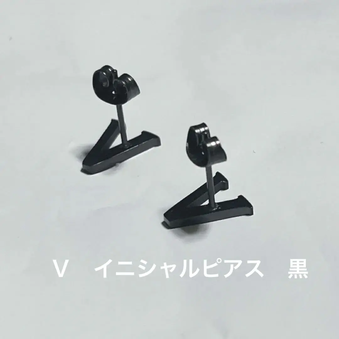 男女通用 黑色 字母耳環V 附束口袋 的縮圖