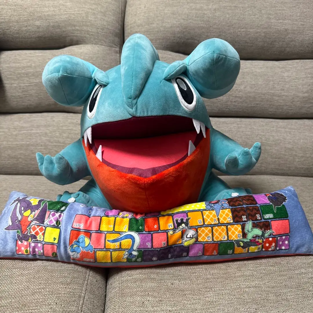 フカマル　PCクッション ポケモン」より、抱いて癒されるフカマルのPCクッションが発売
