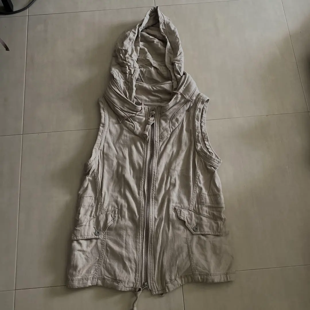 附帽米色背心 的縮圖