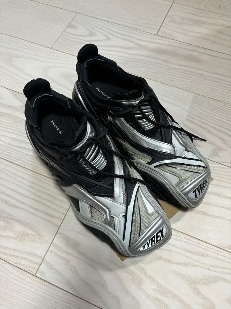 新品未使用 BALENCIAGA TYREX シルバー 44（28.5㎝） - メルカリ