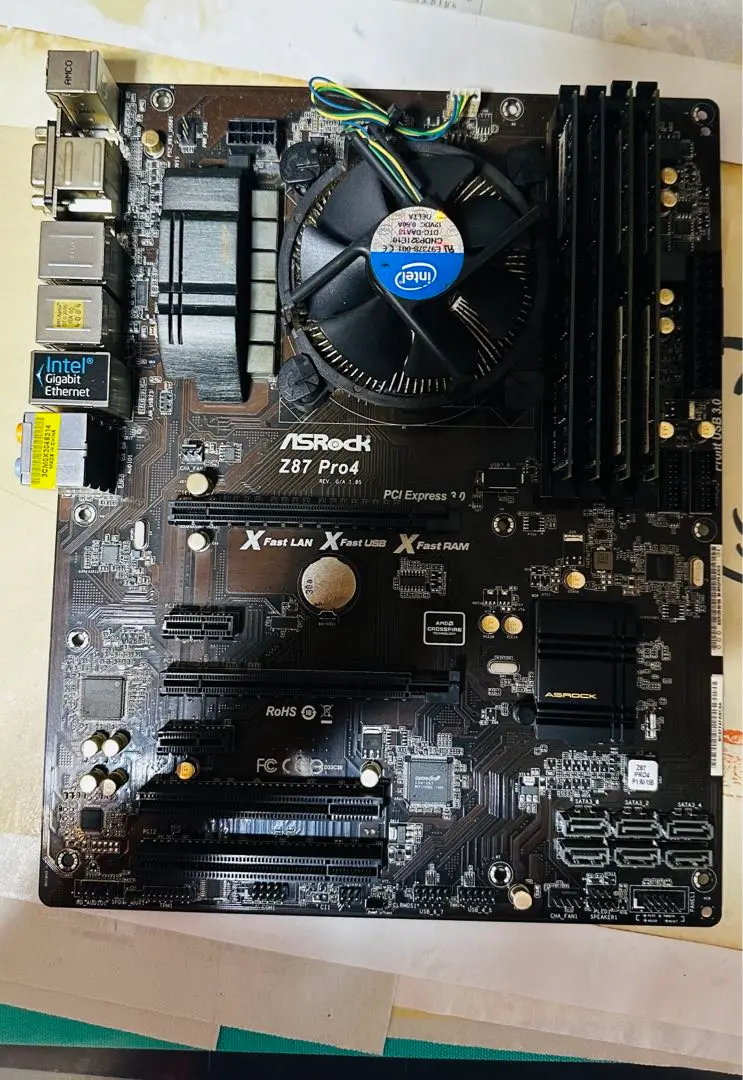 ASRock Z87 Pro3 マザーボードとCPUクーラー ASRock Z87 Pro3 マザーボードとCPUクーラー