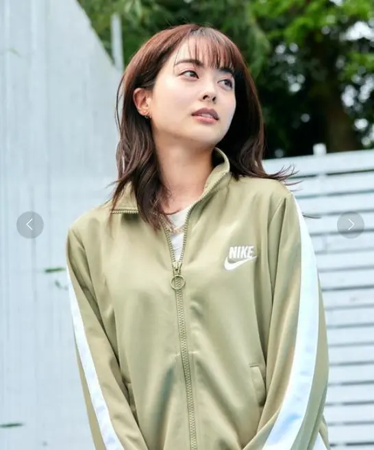 NIKE 耐吉 女款 針織外套 運動外套 L 尺寸 的縮圖