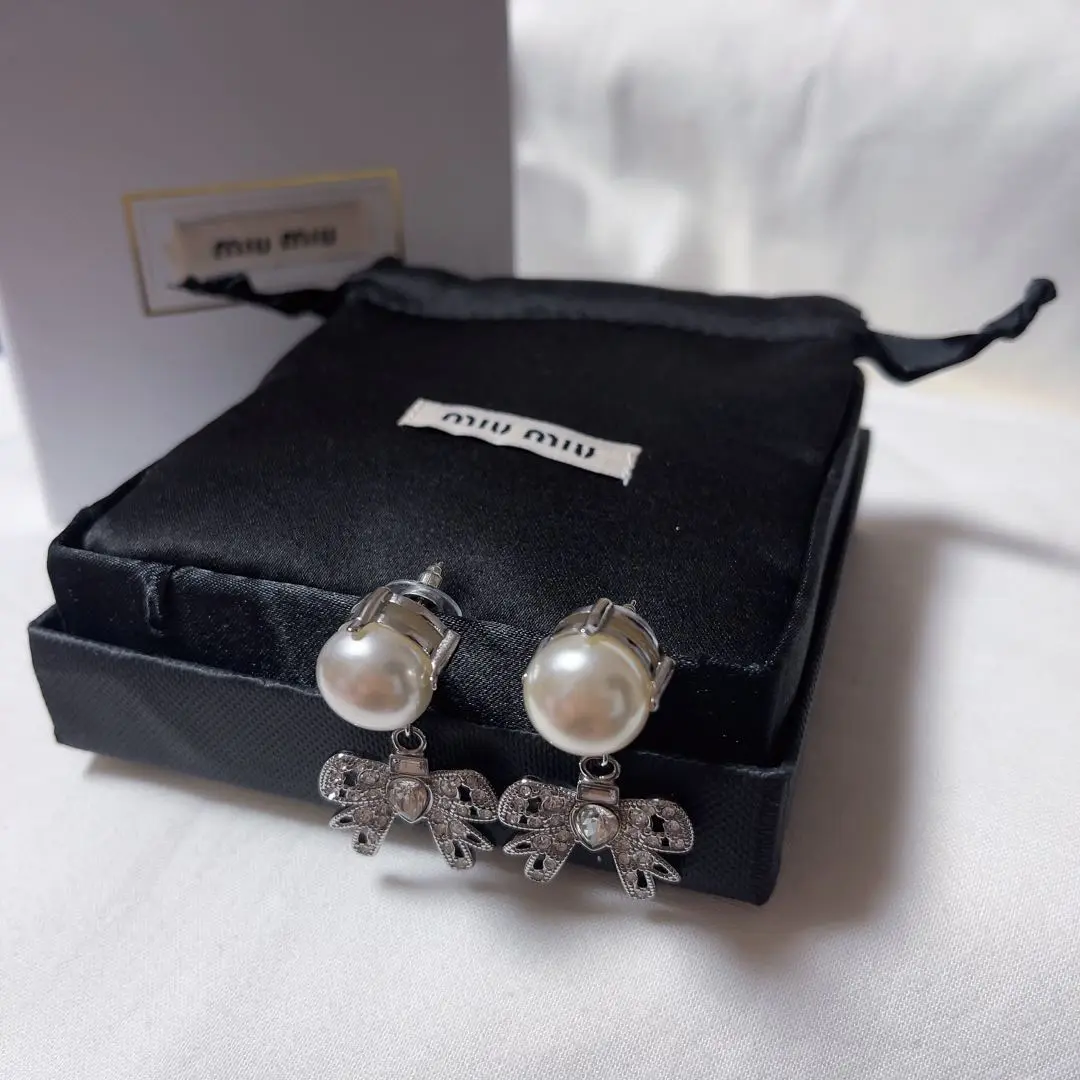 2025年最新】MIU MIU ピアス 形：キャッチ・スタッド レディース