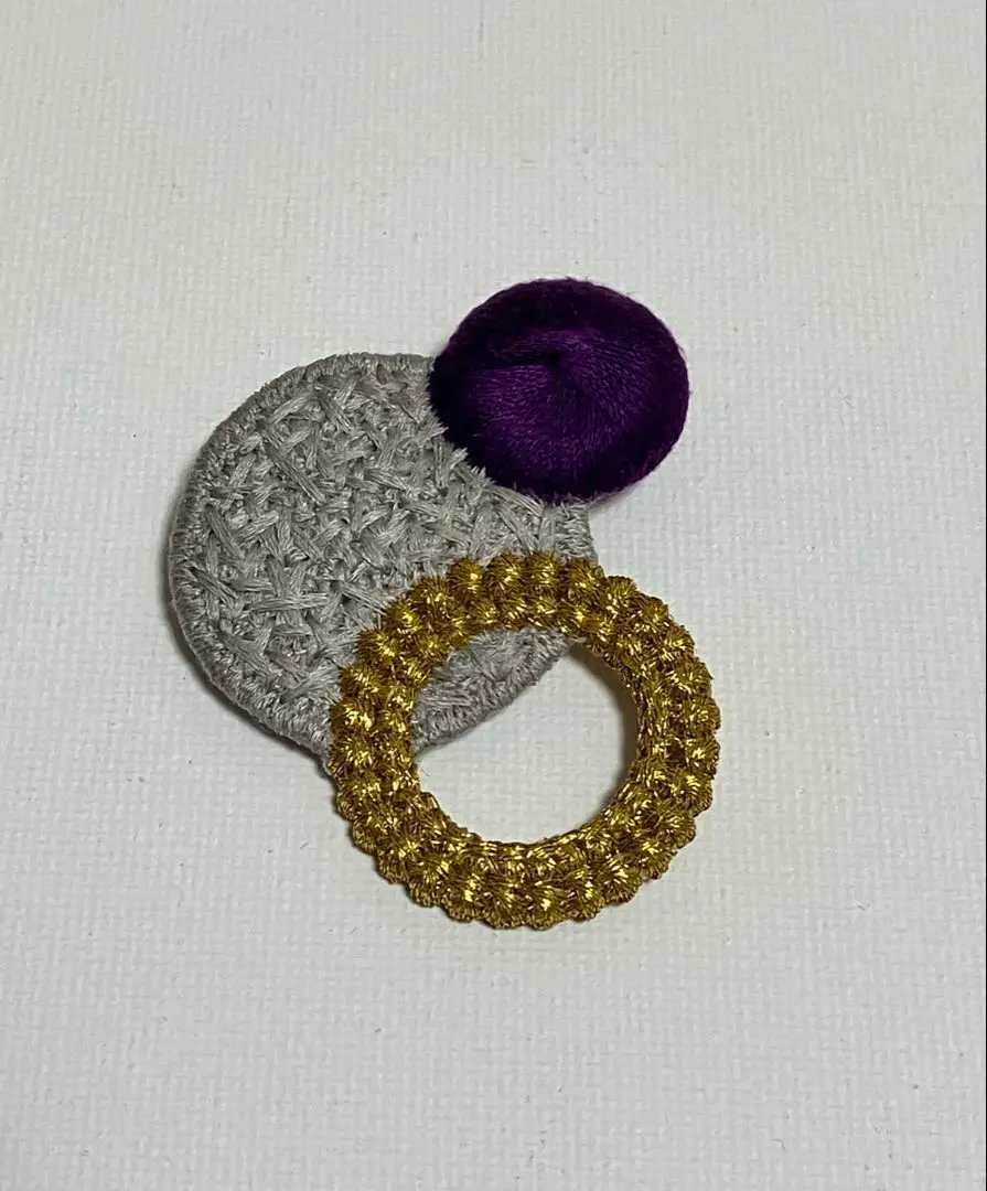 【断捨離】素敵な刺しゅうブローチ 刺繍 フェリシモ アクセサリー トリプルオゥ 動物と糸やツールのたわむれ Cotohaさんの刺しゅうブローチの会