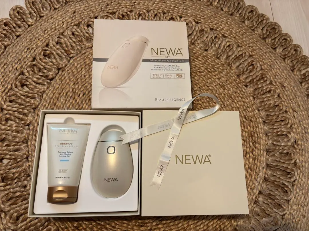 NEWAリフト美顔器 シャンパンゴールド ✎ 新品価格 69,080円 NEWAリフトシャンパンゴールド