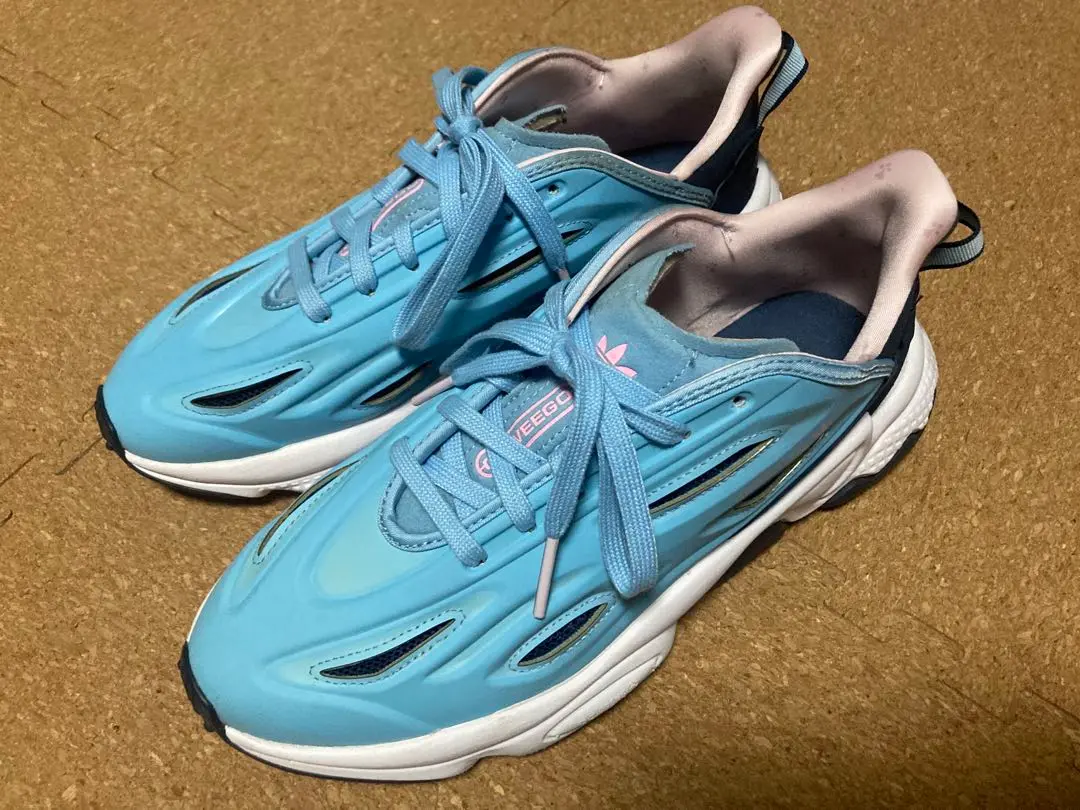 adidas（アディダス）の「オズウィーゴ Celox [OZWEEGO Celox