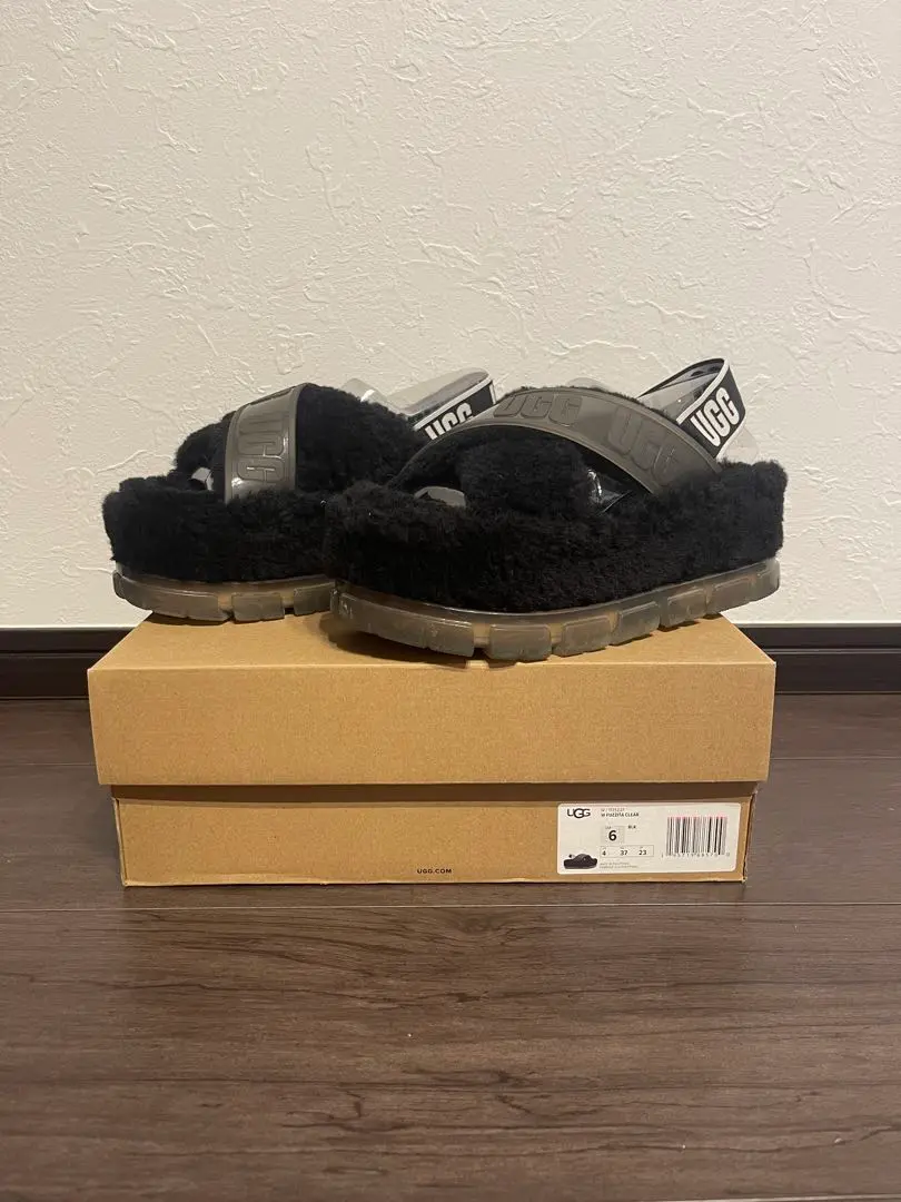 UGG FUZZITA CLEAR ファジータ クリア ストラップ サンダル Fuzzita Clear Sandal | UGG®