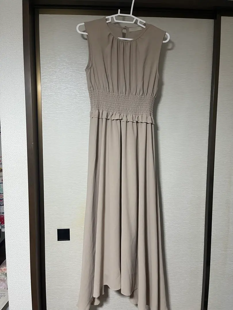 米色 無袖 長洋裝 的縮圖