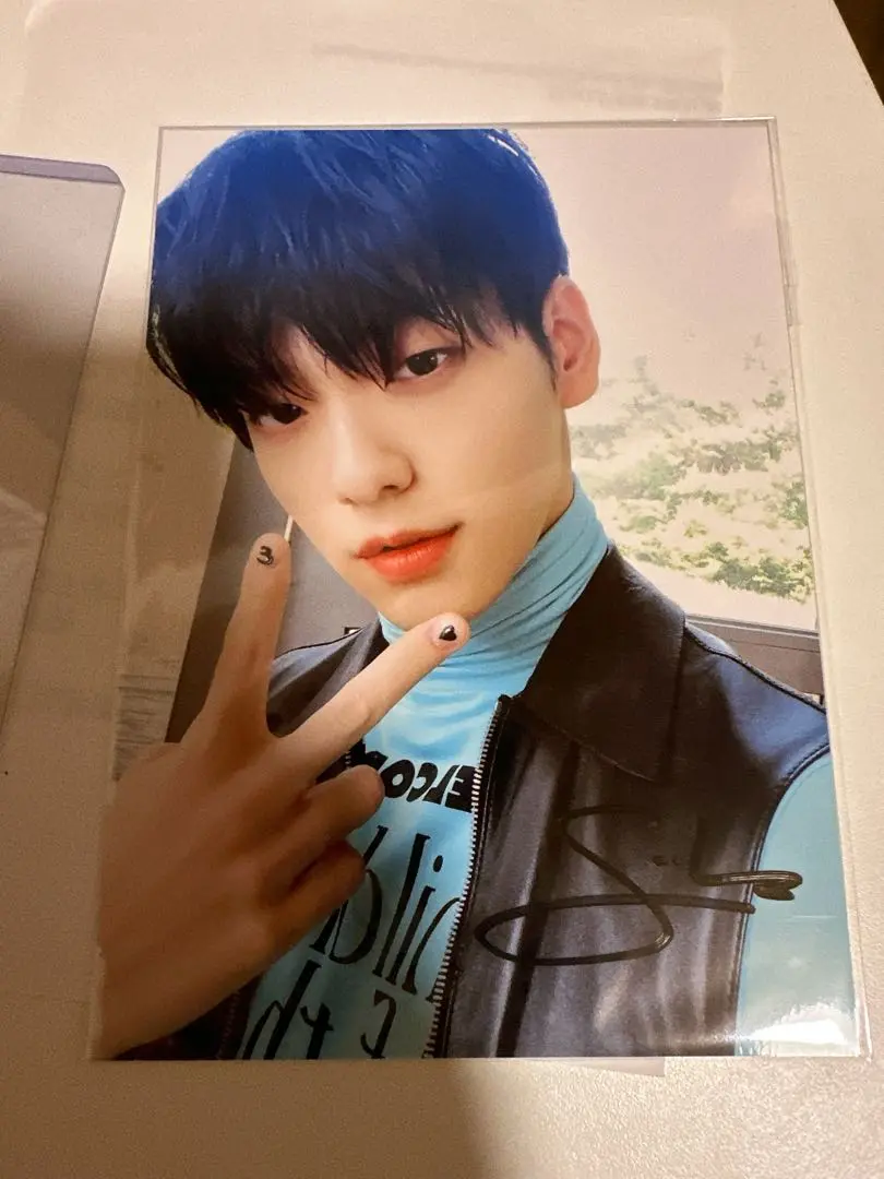 TXT スビン LINE MUSIC 直筆サイン入りセルフィー写真 TXT スビン チェキ サイン入り - メルカリ