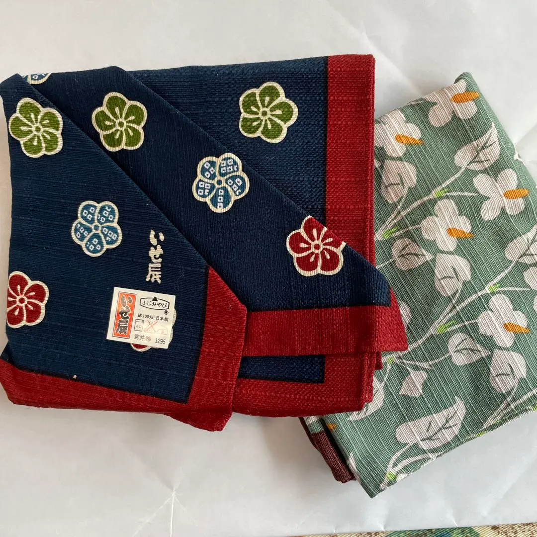 Thumbnail of Isetatsu Floral Pattern Small Furoshiki Set