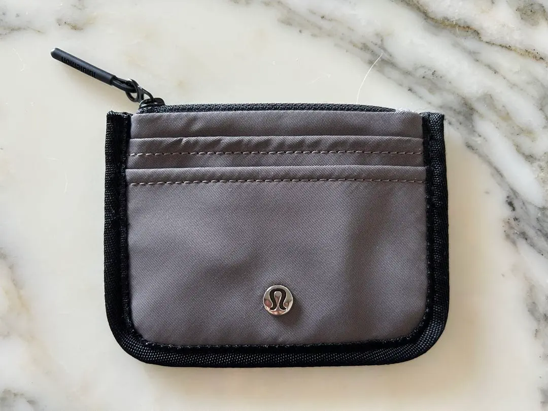 【新品】ルルレモン　カ－ドポ－チ lululemon☆リング付ロゴ カードポーチ Clippable Card Pouch