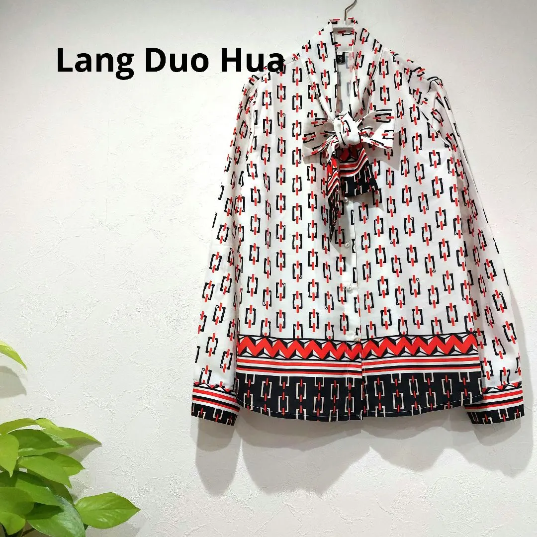 Thumbnail of Silk-like Bow Tie Blouse Shirt Geometric Pattern Pearl Buttons L