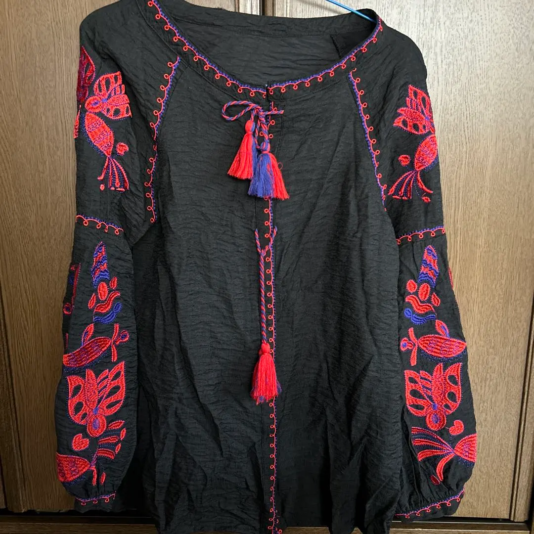 Thumbnail of Embroidered Asian-style black long-sleeved shirt