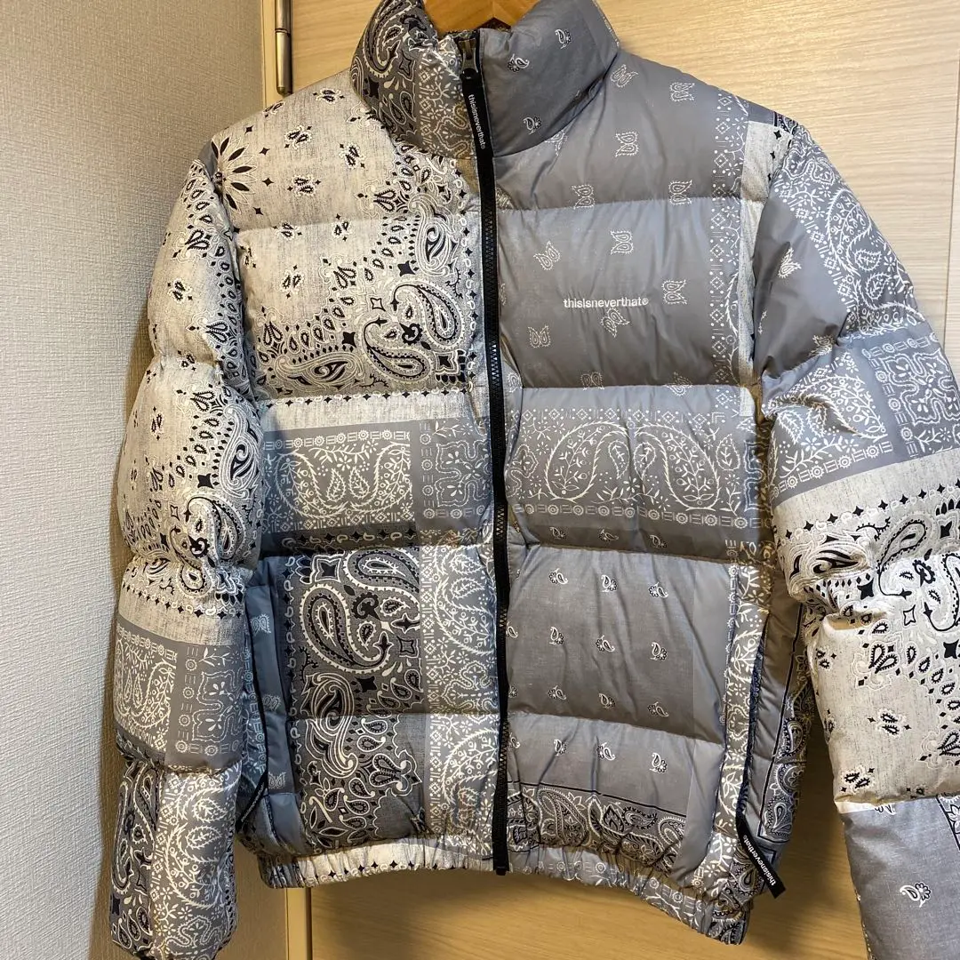 【どら】thisisneverthat ペイズリー柄ダウン どら様専用】thisisneverthat ペイズリー柄ダウン