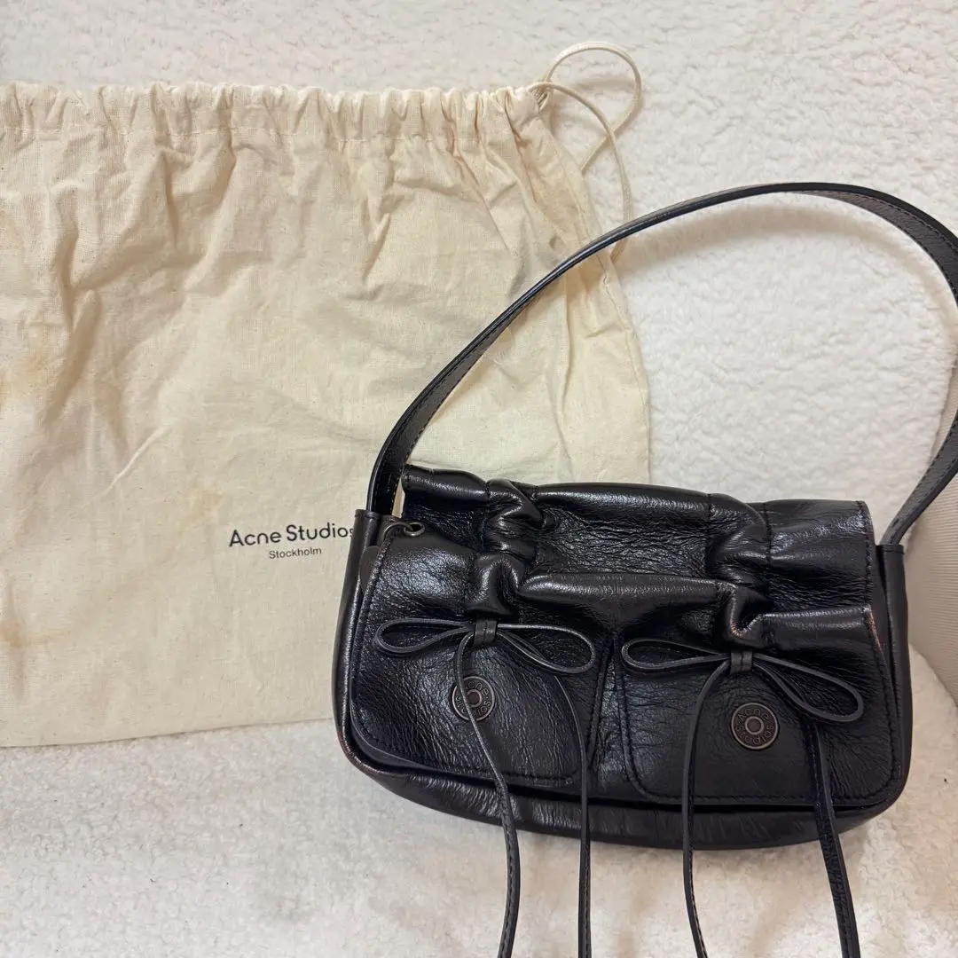 【Acne Studios】リボンディテールメタリック レザー ショルダー セール】リボンディテール フェイクレザーショルダーバッグ