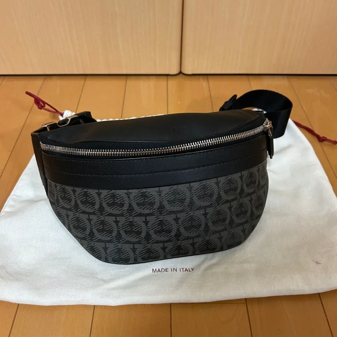 Salvatore Feragamoのショルダーバッグ　ウエストポーチ 2025年最新】Salvatore Ferragamo メンズ ボディバッグ