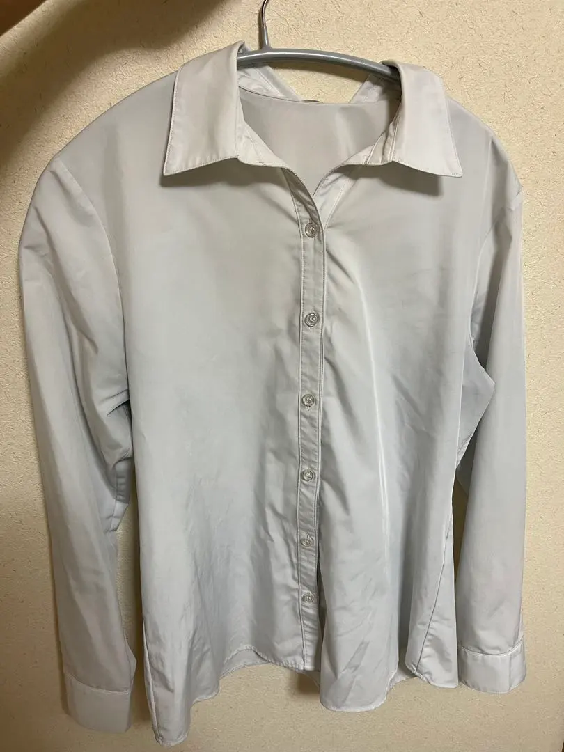 Thumbnail of White long-sleeved shirt with buttons