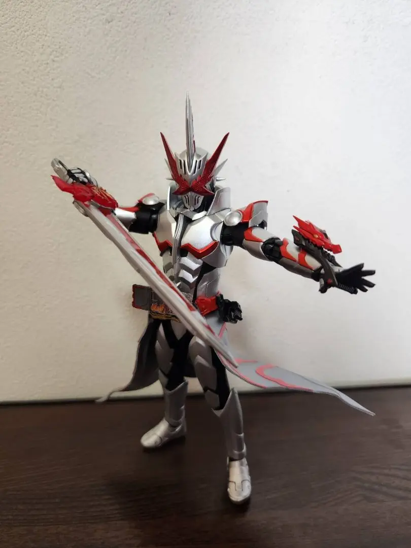 SHFiguarts 仮面ライダーセイバー ドラゴニックナイト中古 S.H.Figuarts 仮面ライダーセイバー ドラゴニックナイト 到着