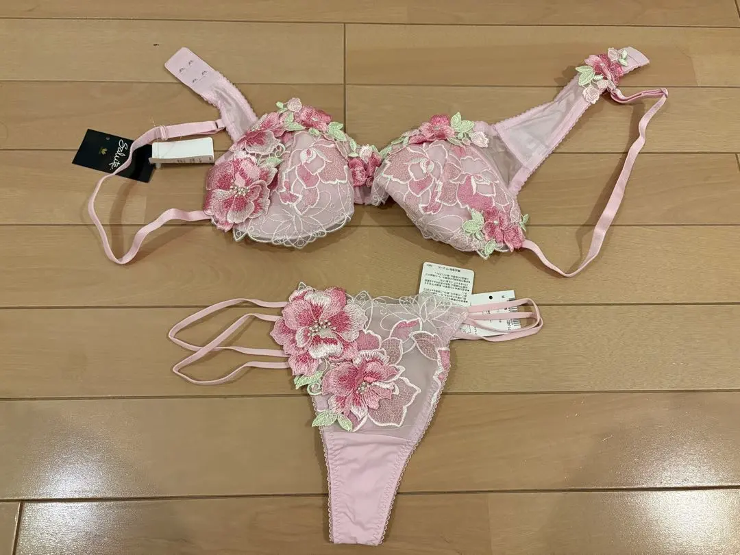 【最終降價】華歌爾莎露托　胸罩C75 T字褲M碼 的縮圖