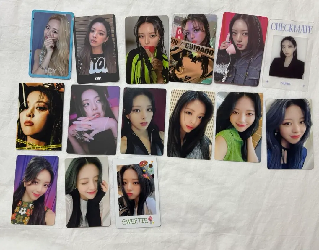 Thumbnail of ITZY Yuna photocard set