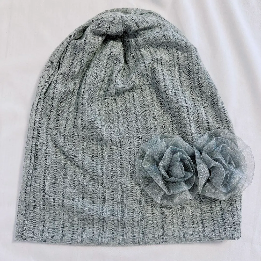 針織帽 淺灰色 玫瑰裝飾 帽子 花朵 網眼 的縮圖