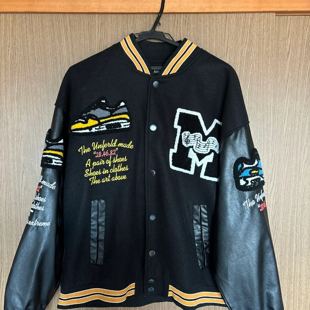 A'GEM/9 x.kom ARULE 品牌標誌徽章棒球外套 的縮圖