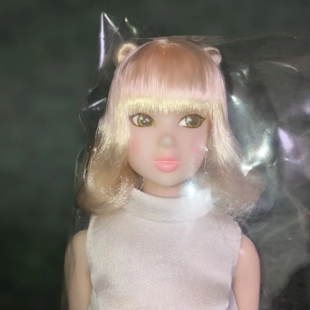 Thumbnail of Momoko doll, white cat