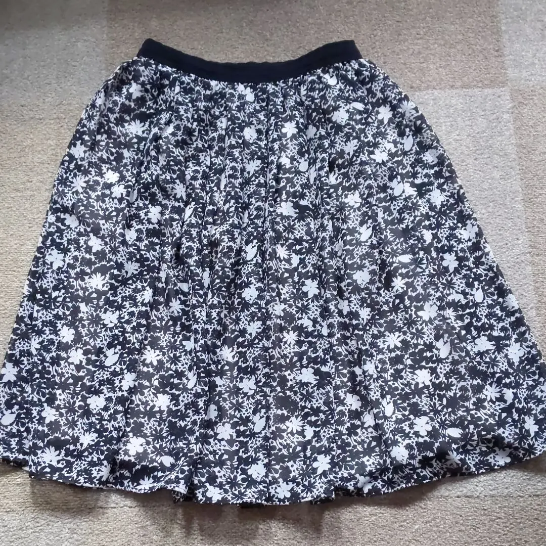 Thumbnail of UNIQLO floral skirt, size S