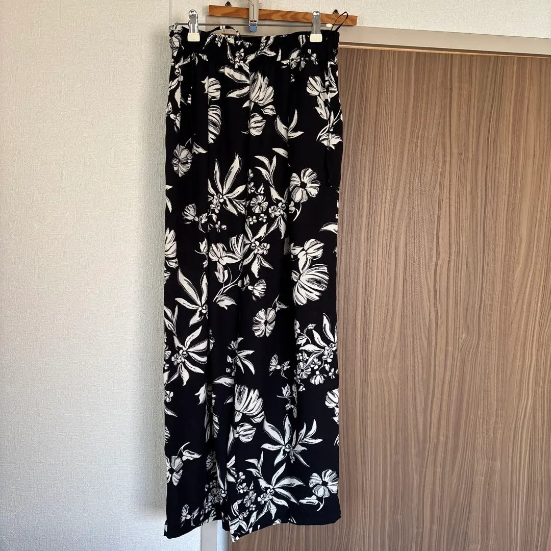 Thumbnail of Floral print wide-leg pants, black and white