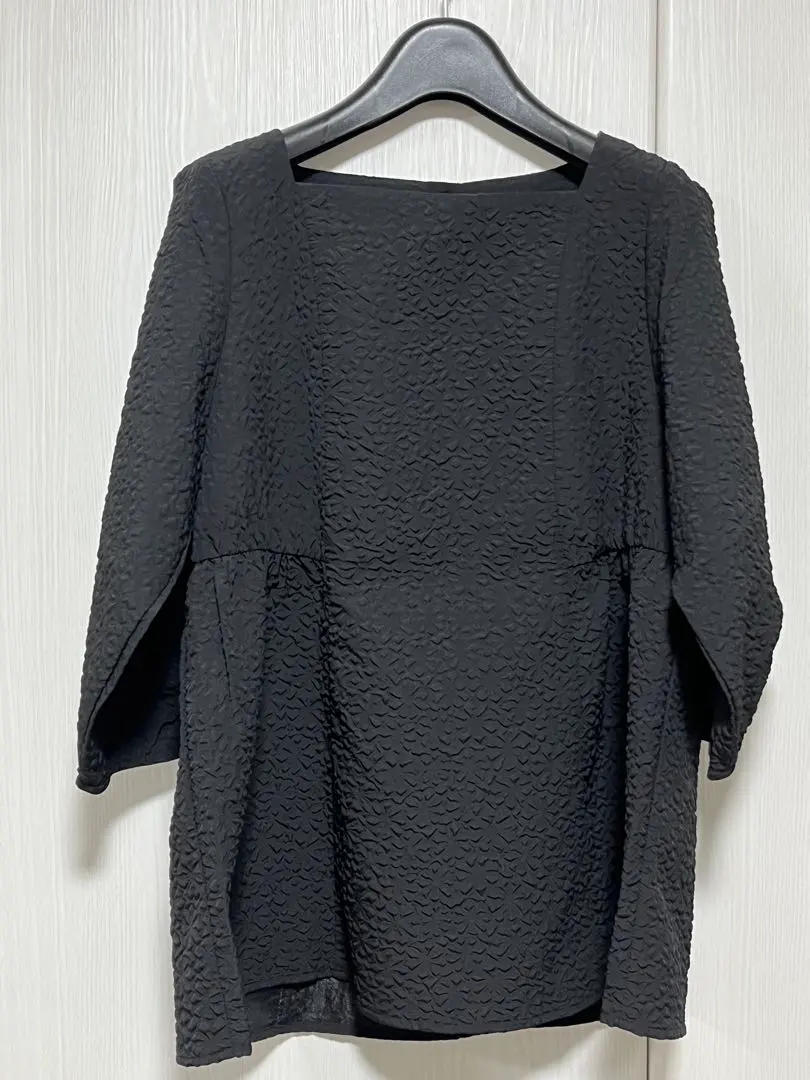 Thumbnail of Black textured top with five-分袖 sleeves