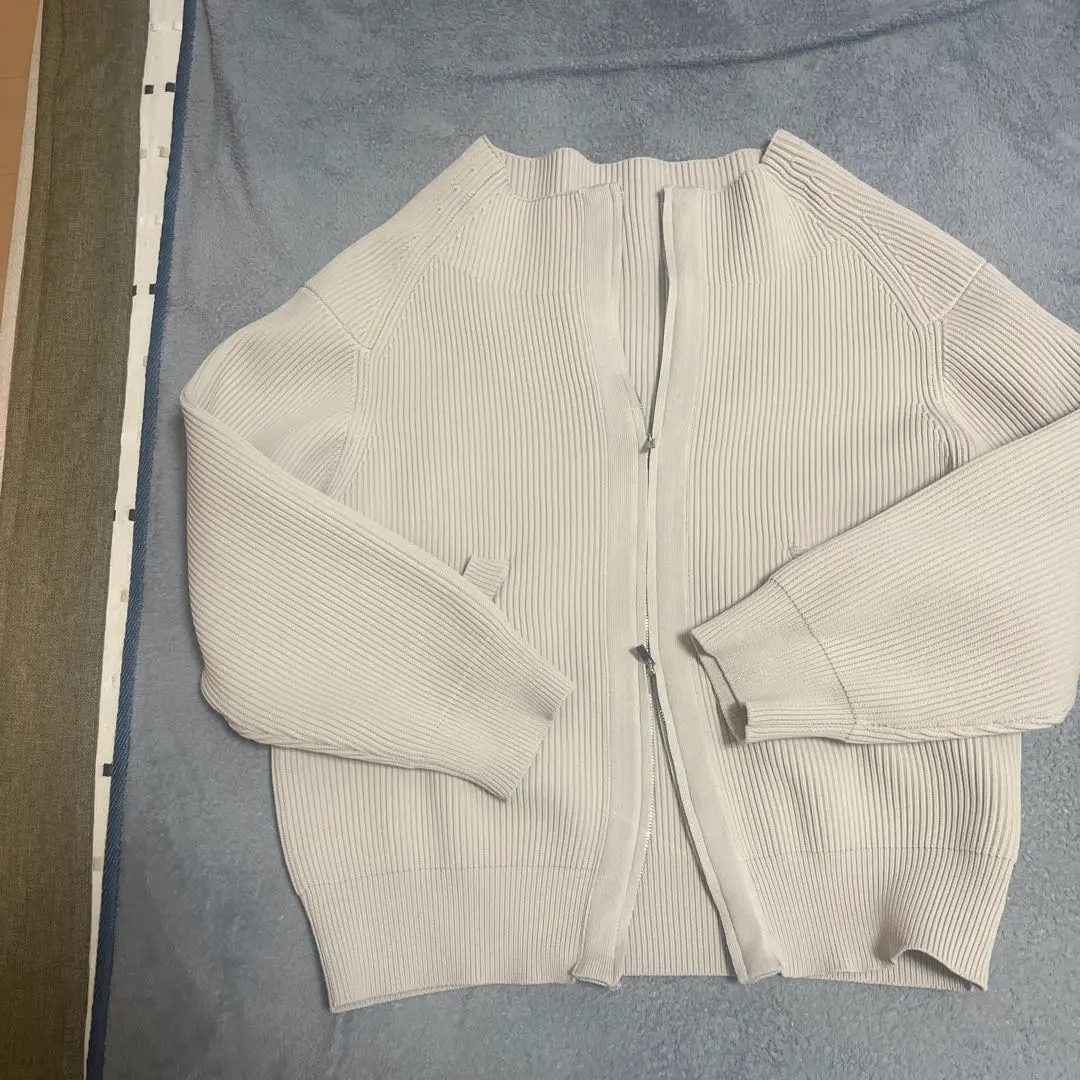 淺灰色 羅紋拉鍊開襟毛衣 的縮圖