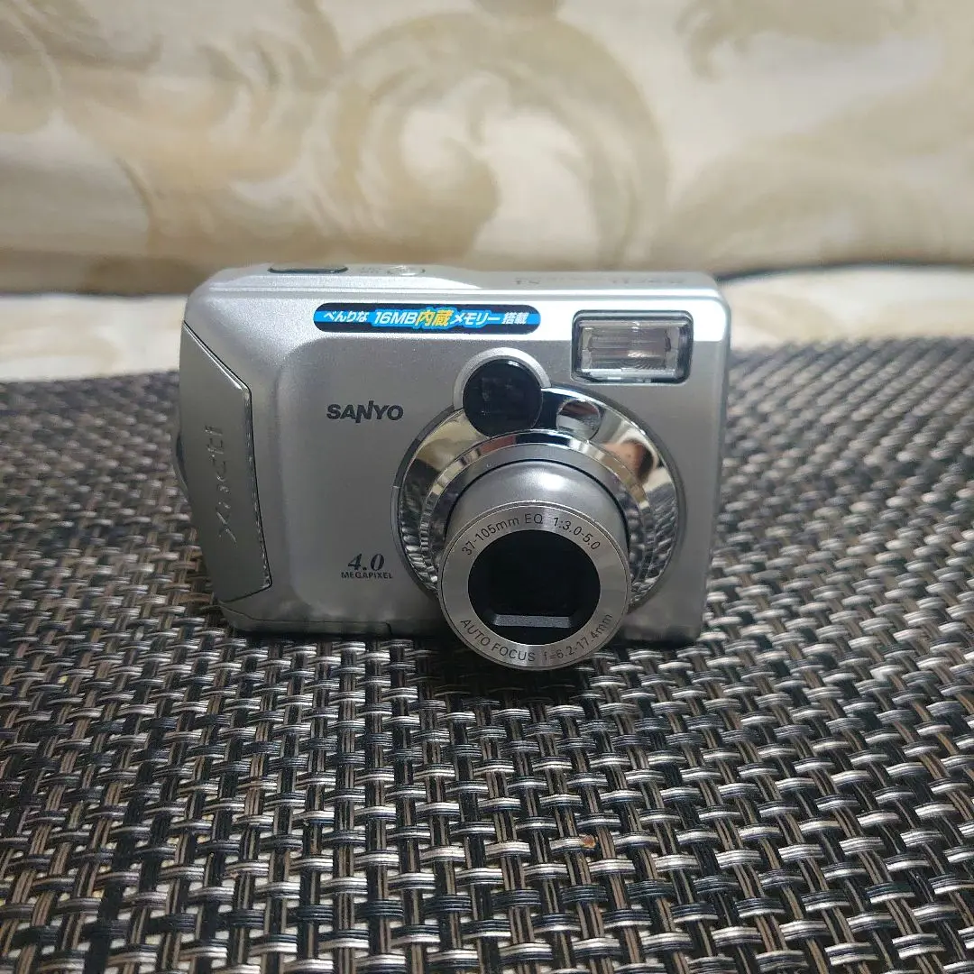動作品 デジタルカメラ SANYO Xacti DSC-S4 シルバー CCD レア】SANYO Xacti DSC-S4 シルバー 単3電池駆動 - メルカリ