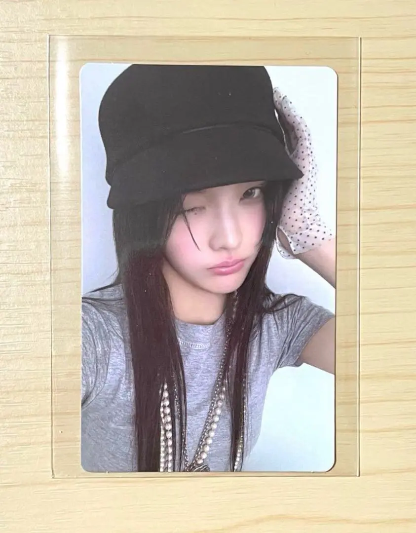 Thumbnail of ILLIT bomb ILLIT A-Ri-It Iroha trading card