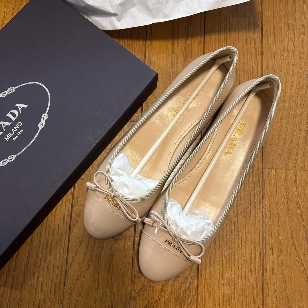2025年最新】PRADA カラー：ベージュ系 フラットシューズ