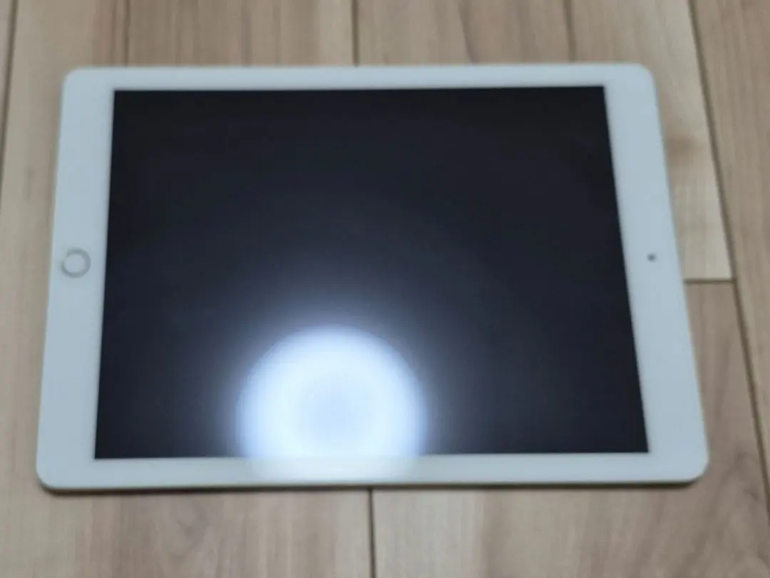 Thumbnail of Gold iPad 5th generation Wi-Fi model 32GB
