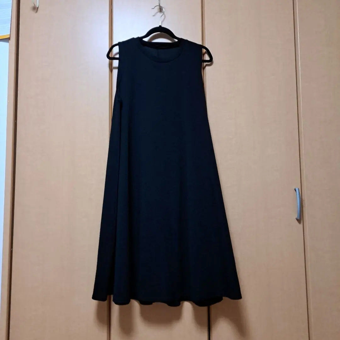 Thumbnail of Black sleeveless knee-length dress