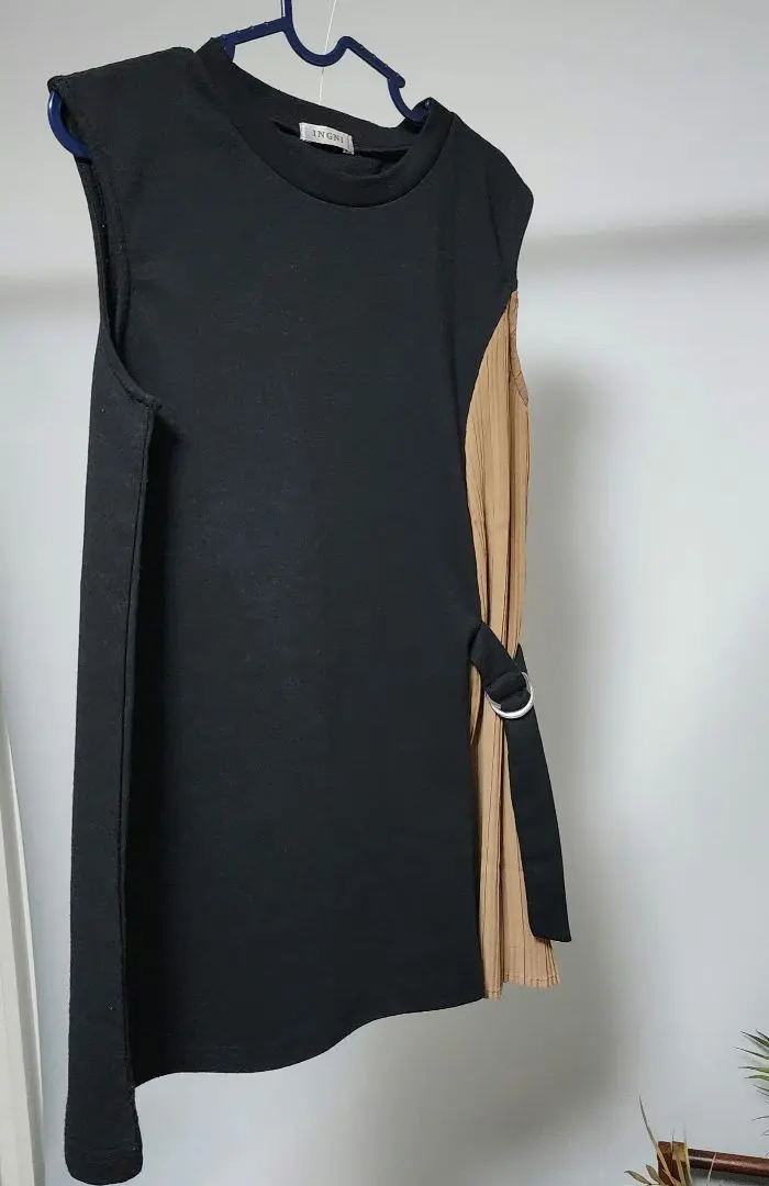 Thumbnail of Sleeveless tops in black and beige