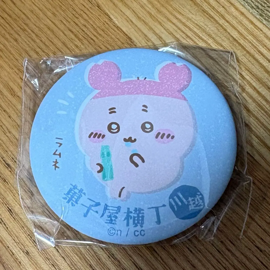 Thumbnail of Chikawa Mogumogu Honpo Kawagoe Store Exclusive Matte Can Badge - Kani-chan