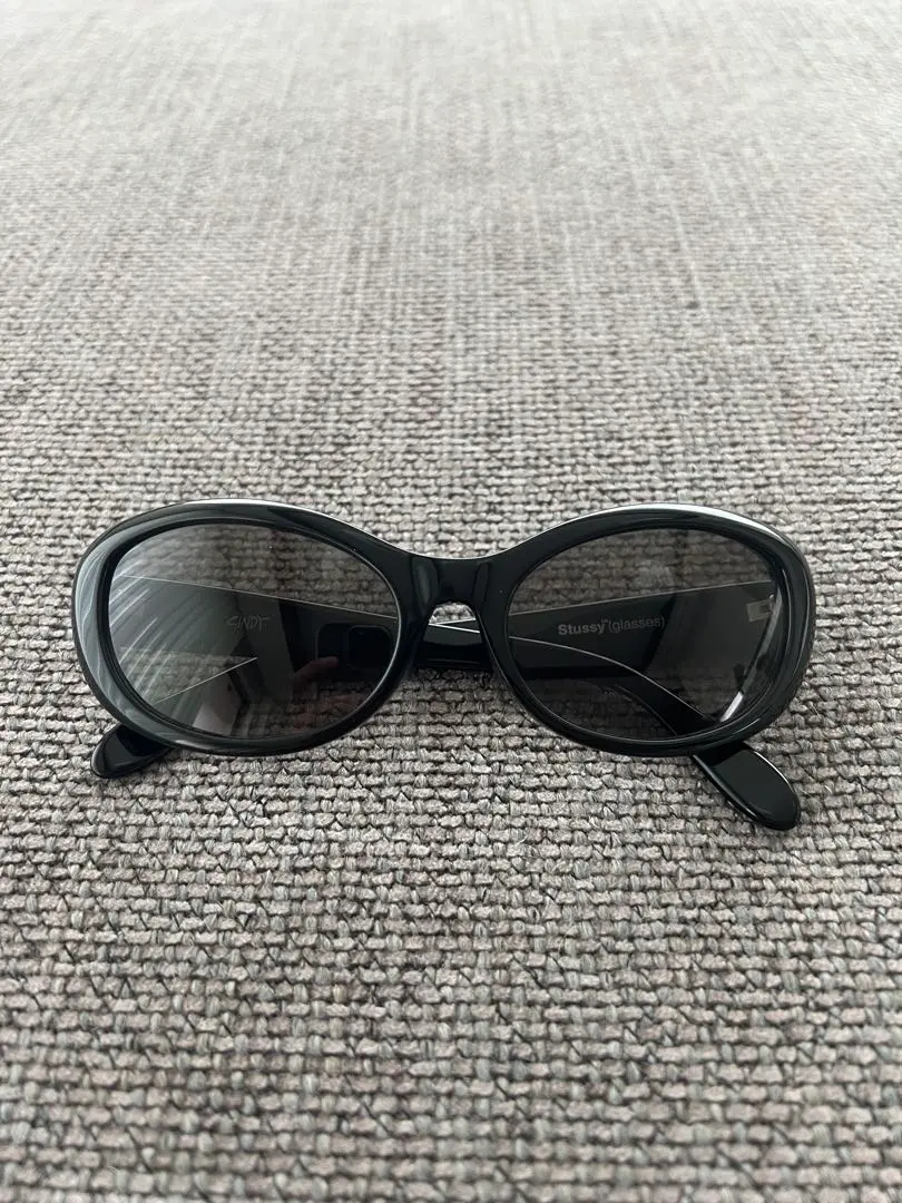 stussy CINDY サングラス スモール ホワイト 白 ケース付 SALEで更にお買得 Stussy ホワイトサングラス ケース付き 小物