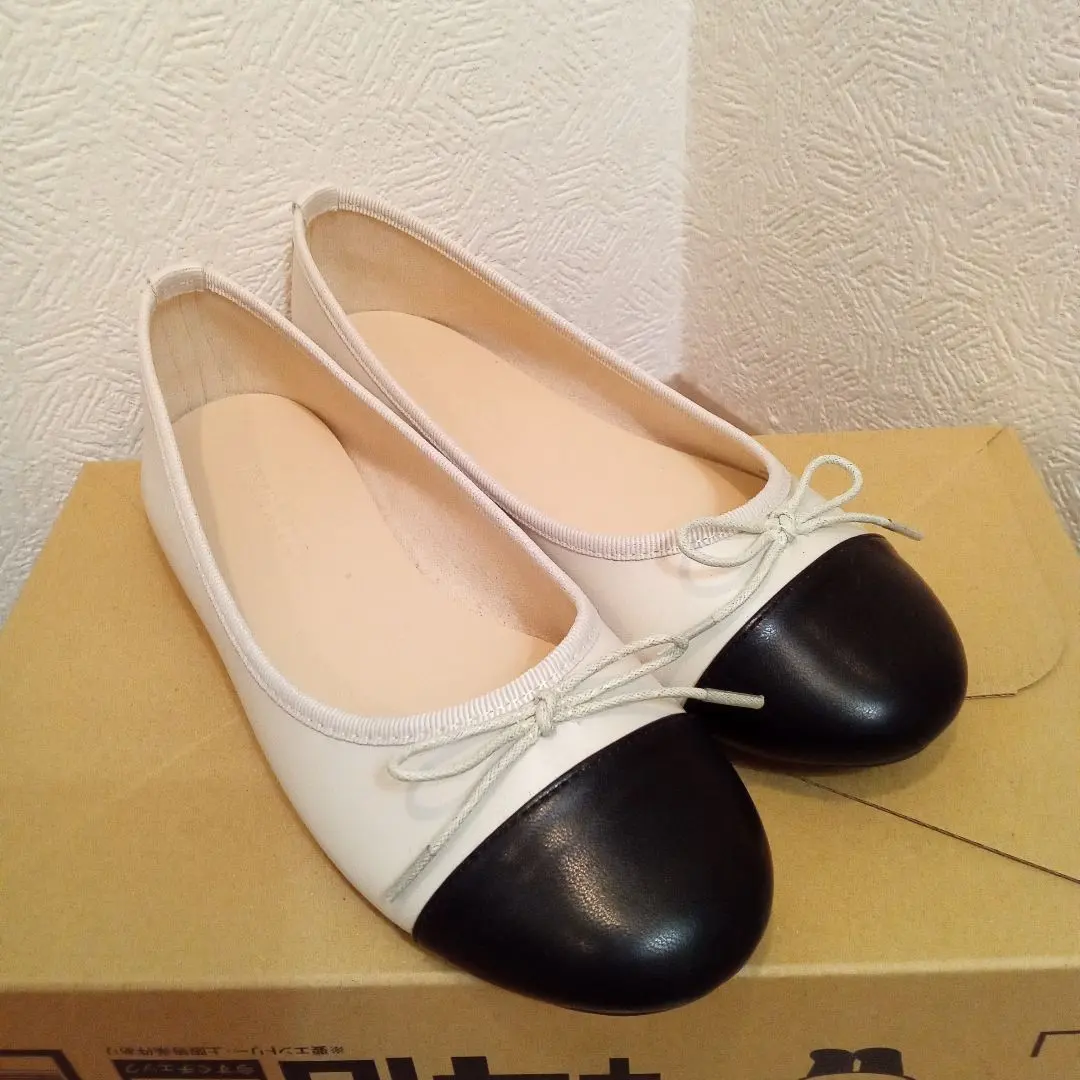 Thumbnail of GLOBAL WORK Rakku-shon Water-Repellent Ballet Flats with Ribbon