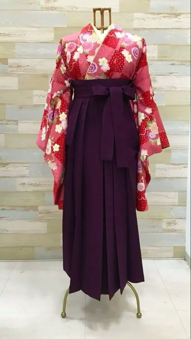 Thumbnail of Graduation ceremony set: red and pink floral kimono and purple hakama
