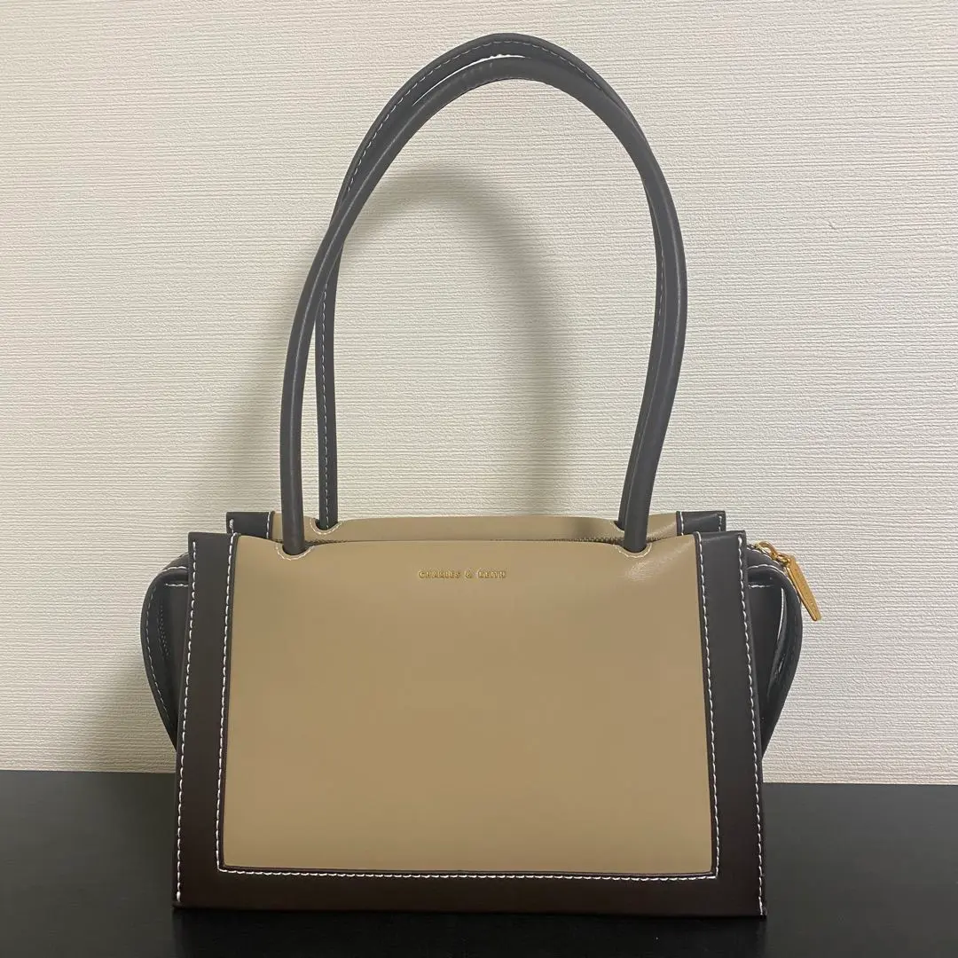 極美品　チャールズアンドキース　ブロンテ ダブルハンドルショルダーバッグ CHARLES & KEITH（チャールズ & キース）の「ブロンテ ダブル
