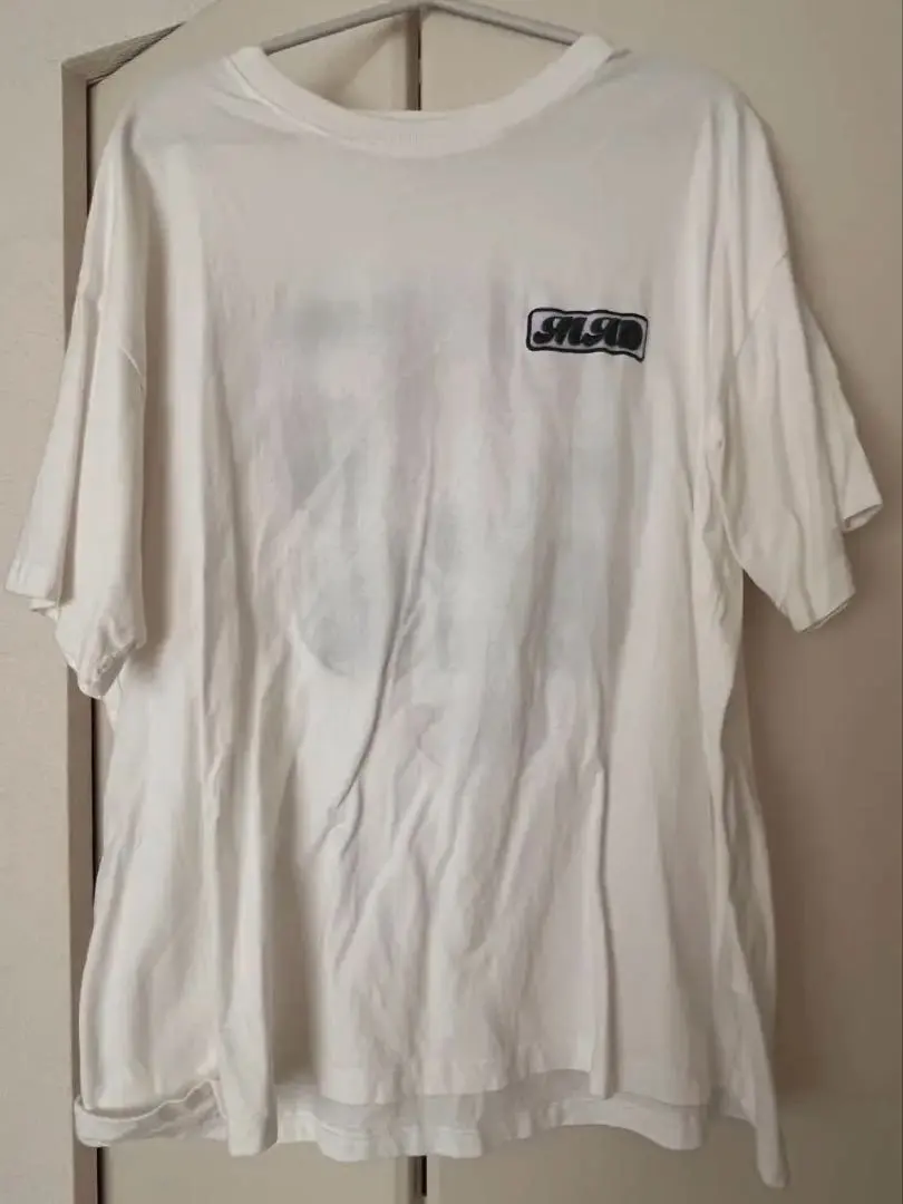 白色T恤附補丁 寬鬆版型 的縮圖