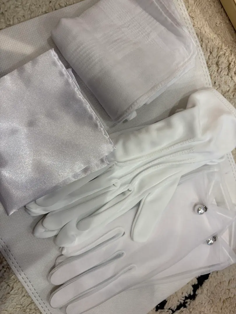 Thumbnail of White wedding glove set with handkerchief