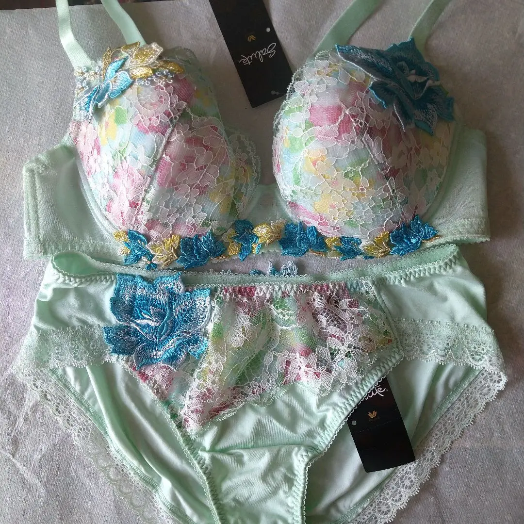 【最終お値下げ】匿名配送【新品タグ付き】サルート32グループ　ブラ＆ショーツ 2025年最新】サルートショーツの人気アイテム - メルカリ