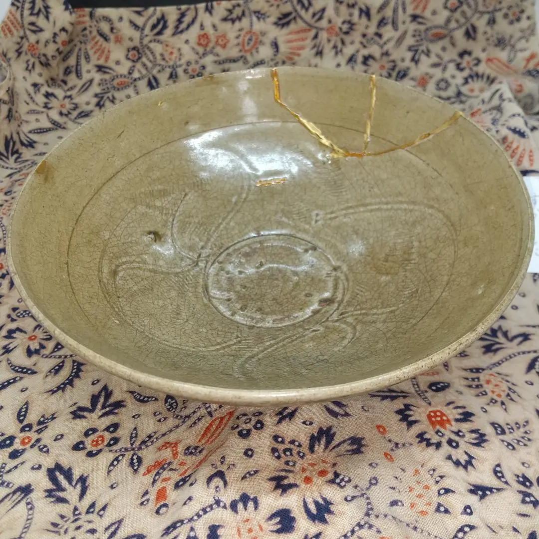 珠光青磁茶碗(南宋、元箱、古綿更紗包み布付き) 珠光青磁茶碗(南宋、元箱、古綿更紗包み布付き)
